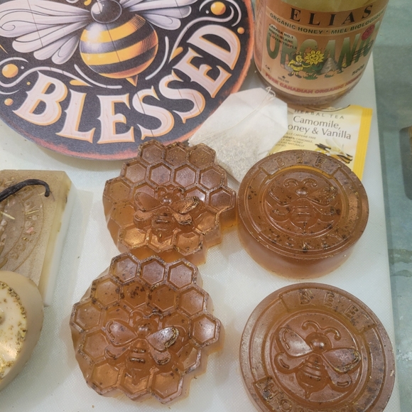 Wildcrafted-Botanical- Roman Chamomile• Honey•Vanilla Bean Soap- 5pc Spa Basket - Picture 4 of 6